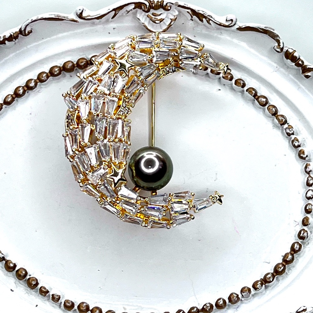Handmade Tahitian Peacock 🦚 Pearl Round 10mm Gold Plated Crystal 🌙 Moon Brooch